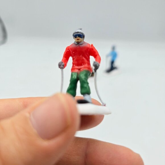 Cobblestone Corners Winter Christmas Village People Miniature Figurines Ski Spor - Picture 6 of 8